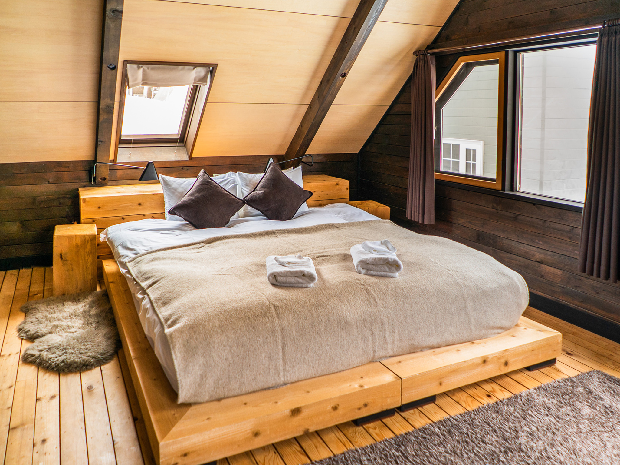 Momiji Lodge - Master bedroom 2 and skylight windows